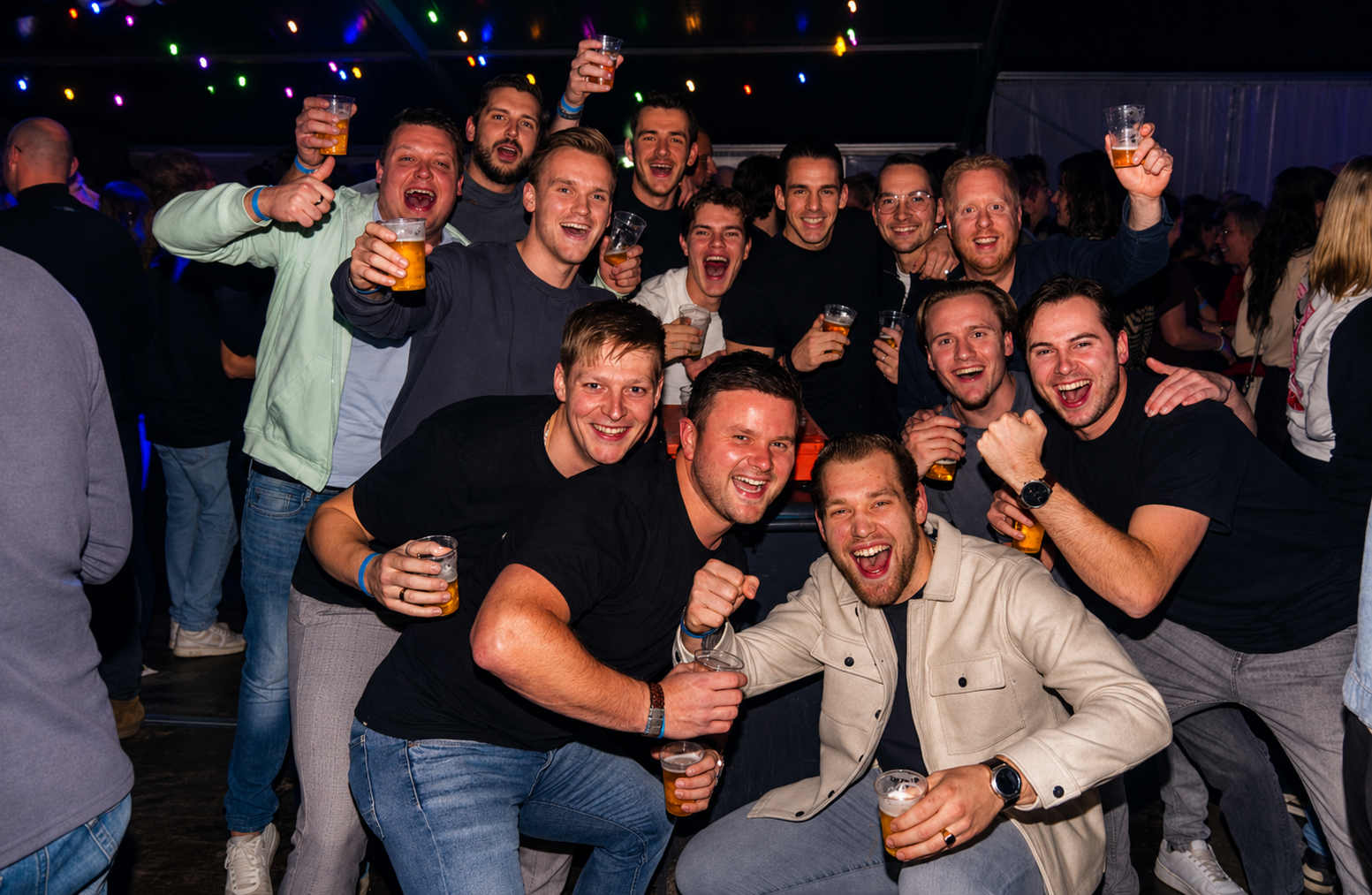 Groep mannen proost met bier tijdens het feest