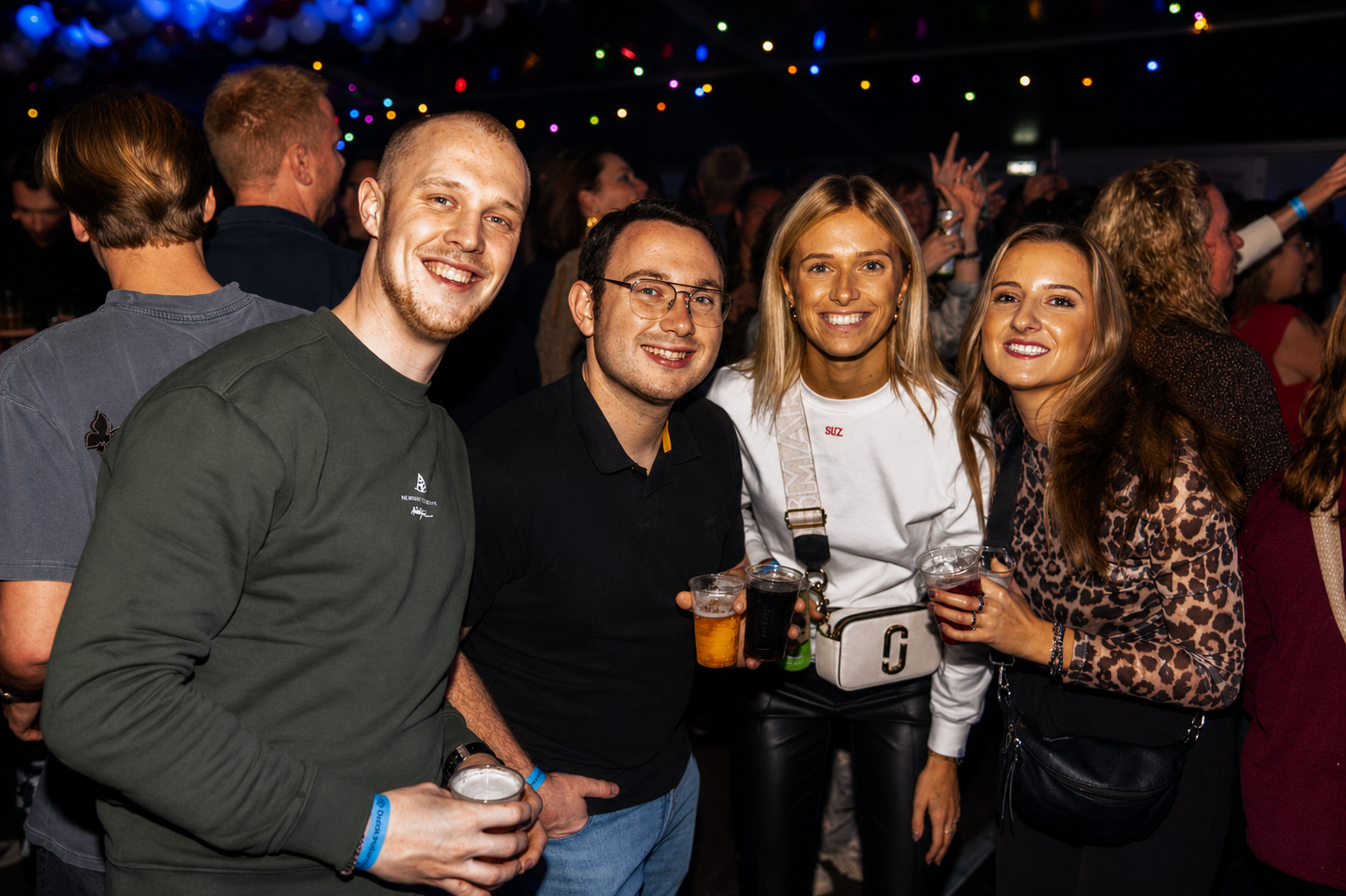 Groep vrienden lacht in de feesttent